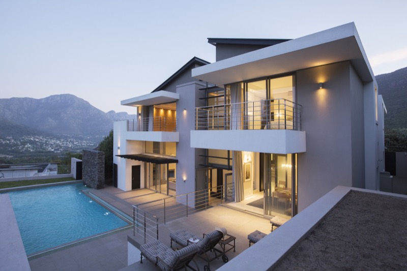 Villa en Afrique avec jardin — façade extérieure (iStock)
